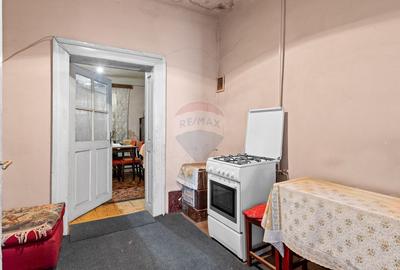 Casă cu 5 camere cu Teren 454 Mp în UTA - 4