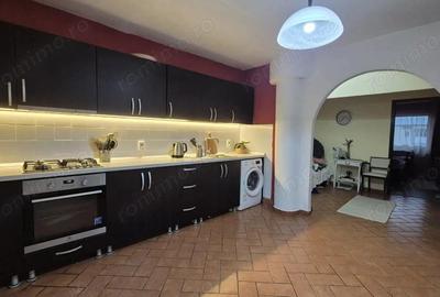 Vanzare apartament 3 camere, situat in Targu Jiu, strada Victoriei - 2