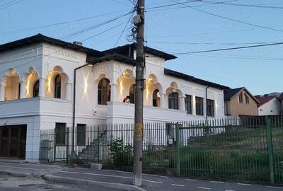 Casă individuală cu 9 camere cu Canalizare în Central - 1