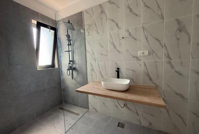 Apartament cu 2 camere semidecomandat, mobilat în Km 5 - 19