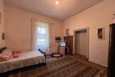 Casă cu 5 camere cu Teren 6500 Mp în Sacu