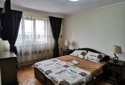 Apartament cu 3 camere decomandat, mobilat în Rovine