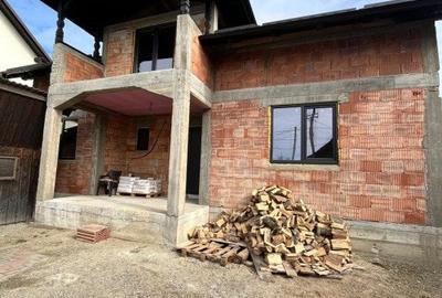 Casa la rosu, 300 mp, 31 ari de teren, Maneuti-Fratautii Vechi