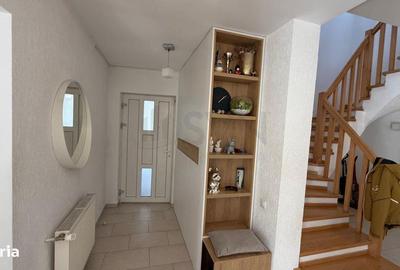 Casă cu 5 camere cu Canalizare în Central