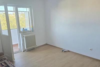 Apartament cu 3 camere semidecomandat în Scărișoara