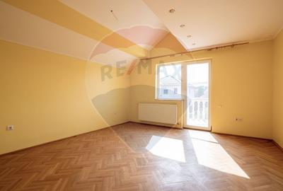 Casă cu 8 camere cu Teren 1000 Mp în Sânmartin - 3