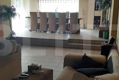 Casă cu 9 camere cu Teren 435 Mp în Democrației - 10