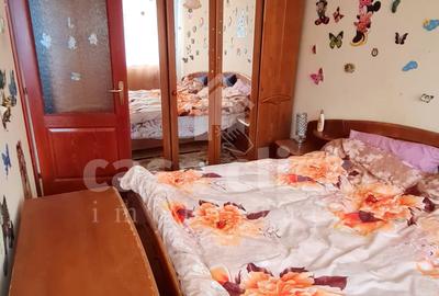 Apartament cu 3 camere semidecomandat, mobilat în Micro 19
