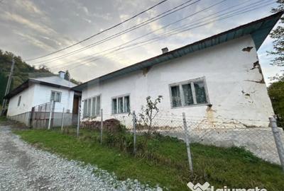 Casă cu 4 camere cu Teren 2000 Mp în Central - 2