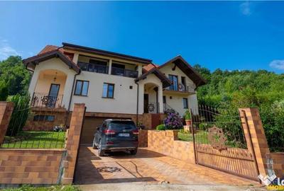 Casă cu 9 camere cu Teren 1750 Mp în Central - 17