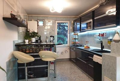 Apartament cu 4 camere decomandat, mobilat în Tractorul - 8