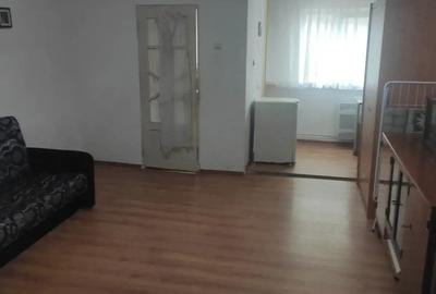 Vand Garsoniera zona Runcu