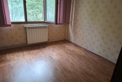 Apartament cu 3 camere decomandat în Drumul Taberei