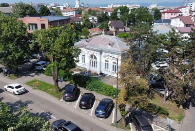 Casă individuală cu 7 camere cu Canalizare în Central - 1