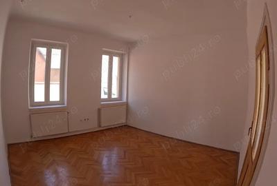 Casa spa?ioasa cu gradina mare, curte generoasa, garaj + o casa mica - 4
