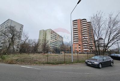 Teren de 1759 mp, în P-ta Presei Libere