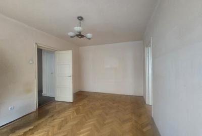 Apartament cu 3 camere semidecomandat în Hristo Botev