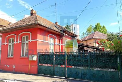 Casă cu 4 camere cu Teren 273 Mp în Central - 1