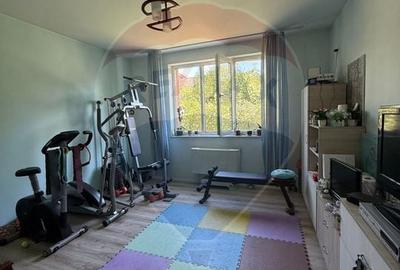 Casa / Vila cu 9 camere de vanzare in zona 1 Mai - 25