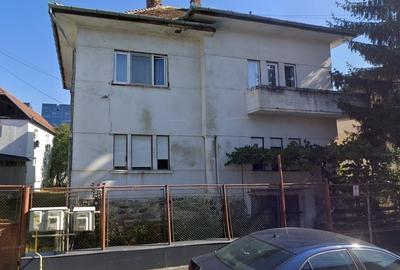 Apartament cu 4 camere decomandat în Sub Arini