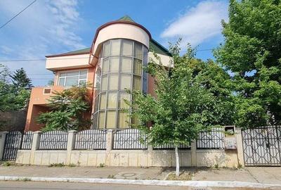 Vila cu piscina, 950  mp teren -  Piata Centrala, str. Posta Veche