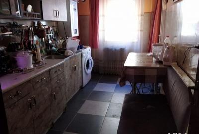 Apartament cu 3 camere semidecomandat în Girocului