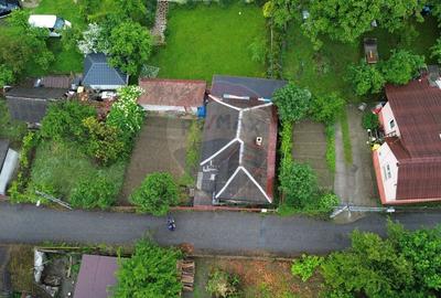 Casa cu 2 camere si 2 ari de teren de vanzare in zona centrala - 1
