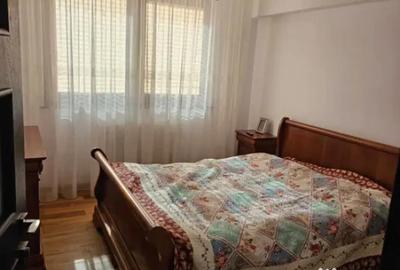 Apartament cu 3 camere semidecomandat, mobilat în Central - 1