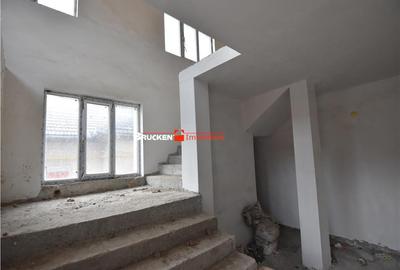 Casă cu 9 camere cu Teren 2403 Mp în Central - 4