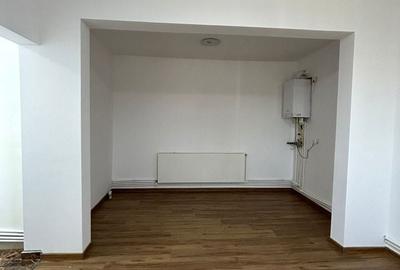 Spațiu comercial, de 50 mp, în Central - 3