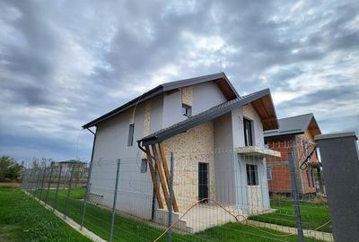 Casă cu 5 camere cu Teren 400 Mp în Berceni