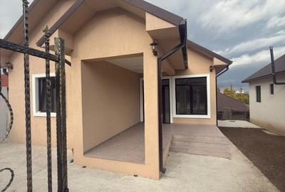 Casă individuală cu 3 camere cu Canalizare în Central - 2