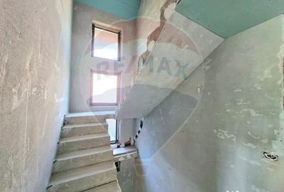 Casă cu 4 camere cu Teren 517 Mp în Vladimirescu