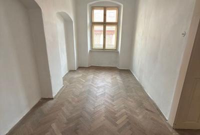 Casă cu 5 camere cu Teren 292 Mp în Tractorul - 4