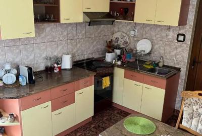 Casă cu 9 camere cu Teren 1000 Mp în Florești