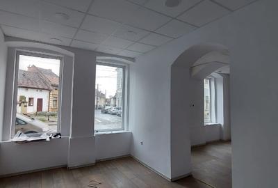 Spațiu comercial, de 50 mp, în Central - 13