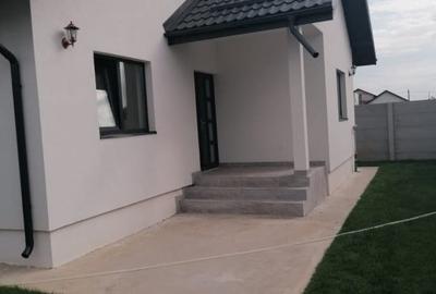 Casă individuală cu 3 camere în Est