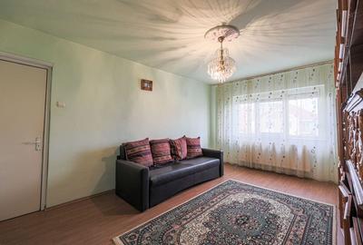 Apartament cu 3 camere decomandat in Zona 300, etaj intermediar - 8