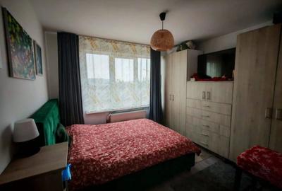Apartament cu 3 camere decomandat în Astra