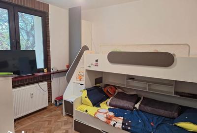 Apartament cu 3 camere în Tei