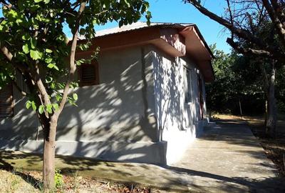 Casă cu 3 camere cu Teren 1000 Mp în Vărăști - 1