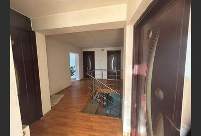 Casă cu 8 camere cu Canalizare în Drăguțești - 11