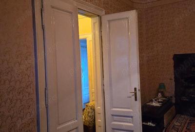 Vand ap 2 camere si dep, ultracentral , la curte comuna , 3 geamuri front stradal , reabilitata ext - 12