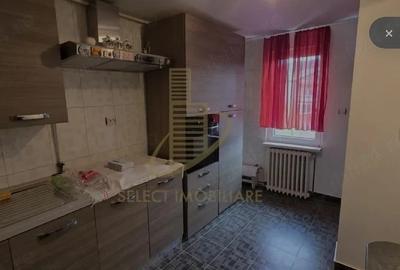 Apartament cu 3 camere semidecomandat în Independenței