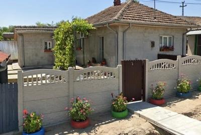 Casă cu 3 camere cu Canalizare în Central