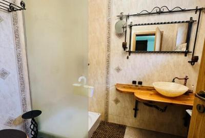 Casă cu 5 camere cu Canalizare în Central