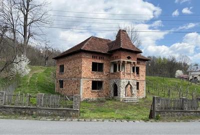 Casă cu Teren 2500 Mp în Măldărești