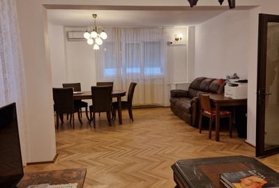 Casă cu 6 camere cu Canalizare în Central - 4