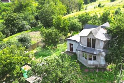 Casă cu 4 camere cu Teren 390 Mp în Central - 1