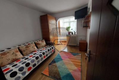 Apartament cu 3 camere decomandat, mobilat în Casa de Cultură